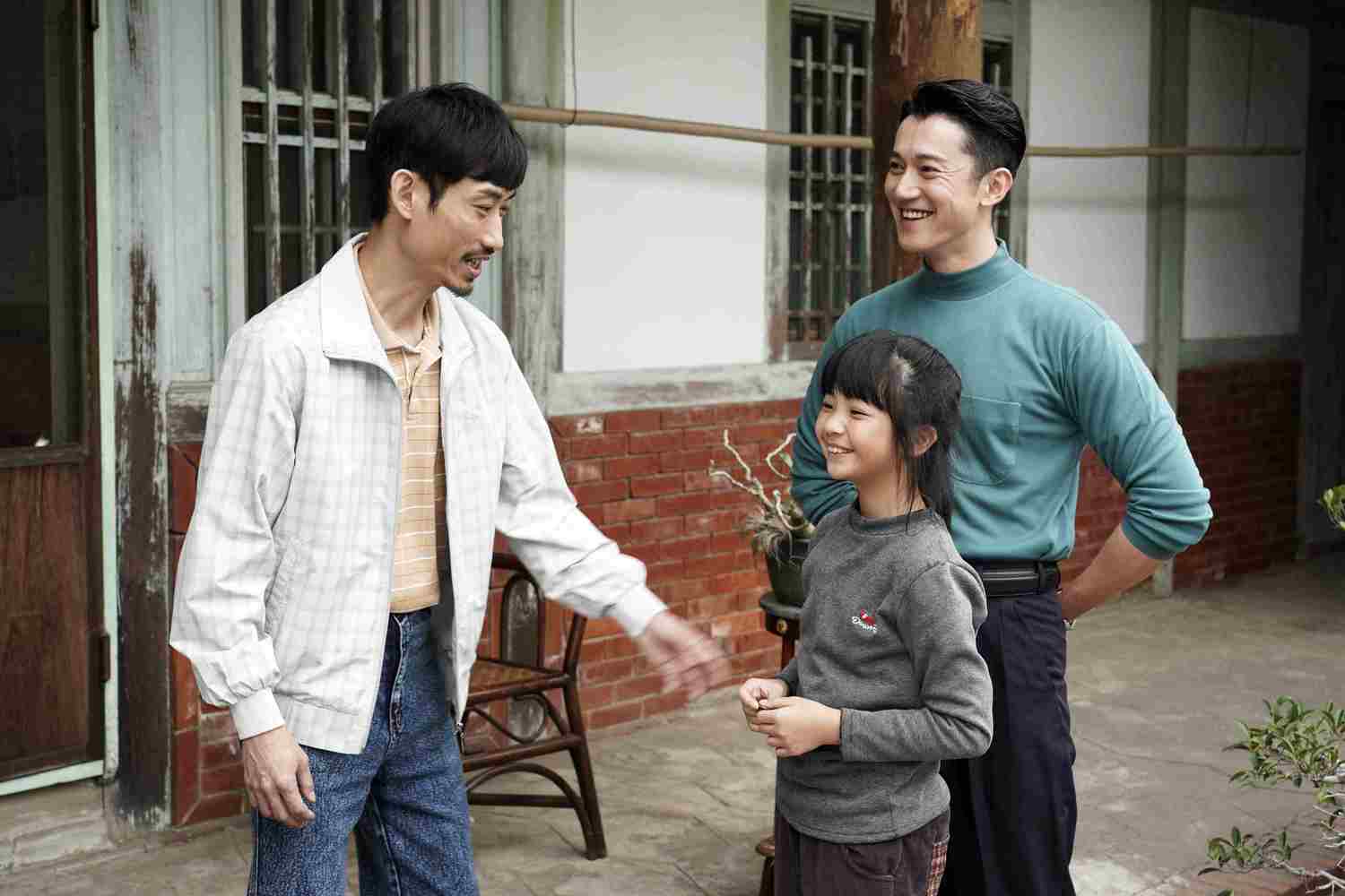 陳竹昇(左1)與女兒「小嘉玲」吳以涵有多場對手戲，陳竹昇在戲中是寵溺女兒的「女兒傻瓜」。   圖：公視/提供