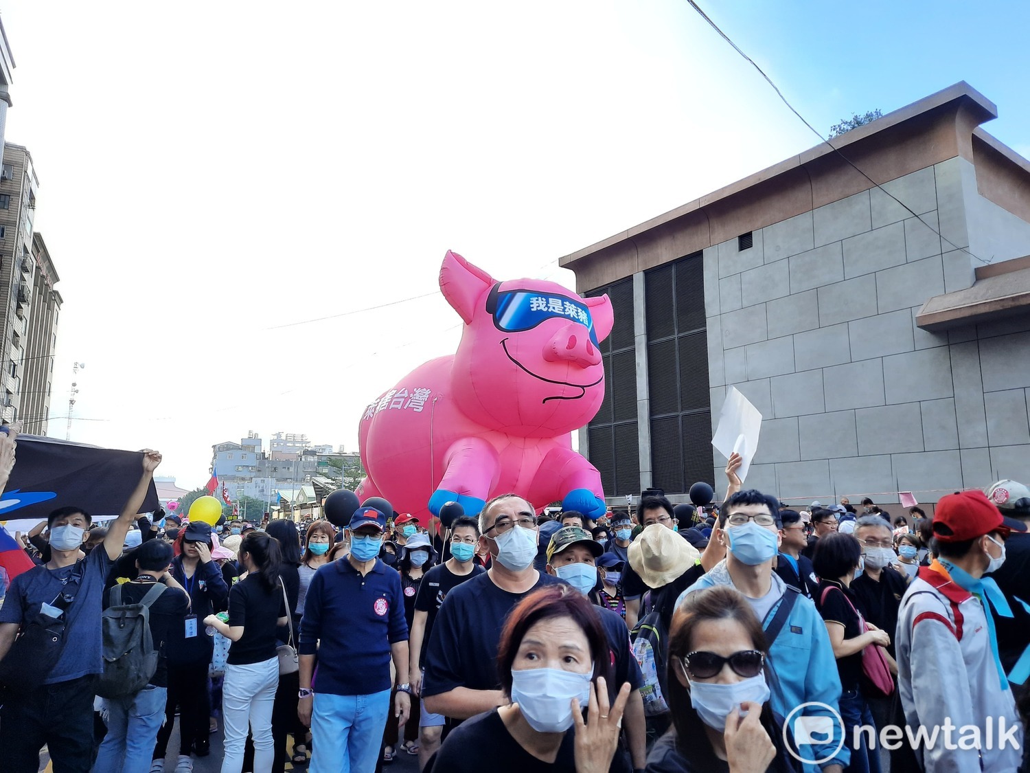 毒理專家招名威表示，若直接萊豬是「毒豬」，國際組織恐將重新檢視台灣對於遵守國際貿易體系的信用度。（圖為去年反萊豬遊行。）   圖：陳佩君/攝（資料照）