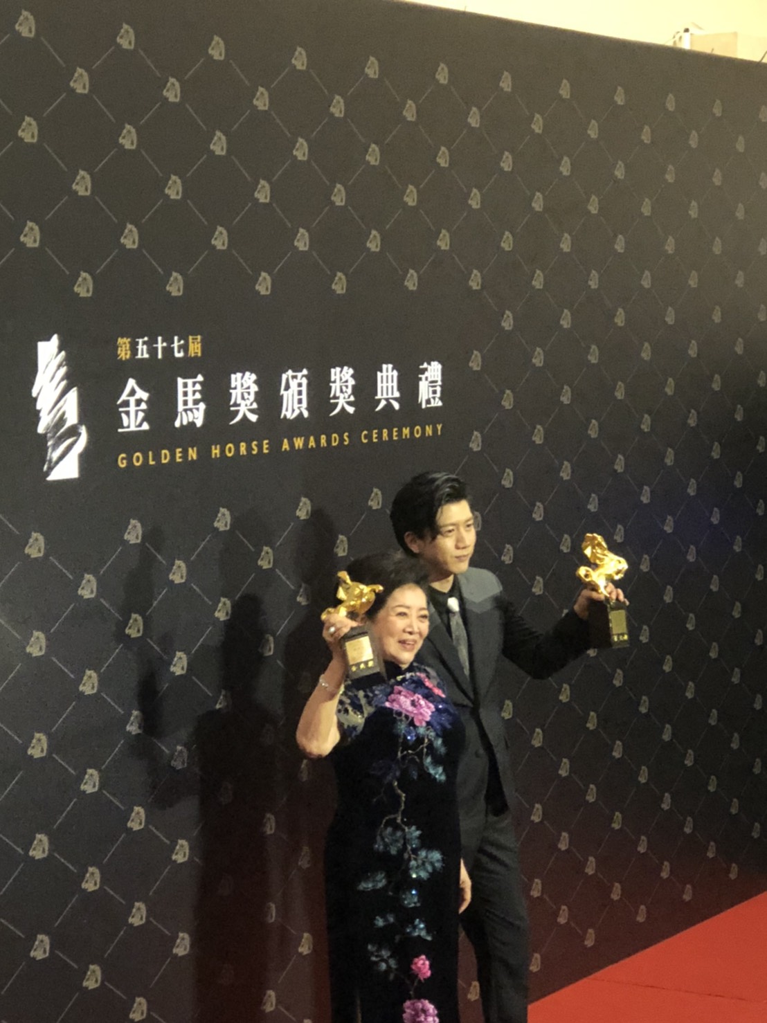 第57屆金馬獎新科影后陳淑芳(左)、影帝莫子儀(右)，在電影《親愛的房客》中飾演婆媳。   圖：楊瑾錚/攝
