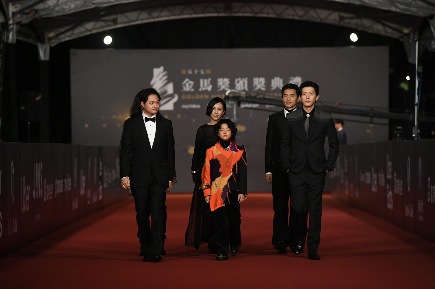 《親愛的房客》導演鄭有傑(前排左起)、白潤音、莫子儀一同走金馬紅毯。   圖：金馬執委會/提供