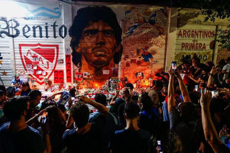 阿根廷傳奇球王馬拉度納(Diego Maradona)因心臟病逝世，享年60歲，阿根廷球迷用各種方式悼念這位一代球王。   圖：達志影像／美聯社(photo:NewTalk)