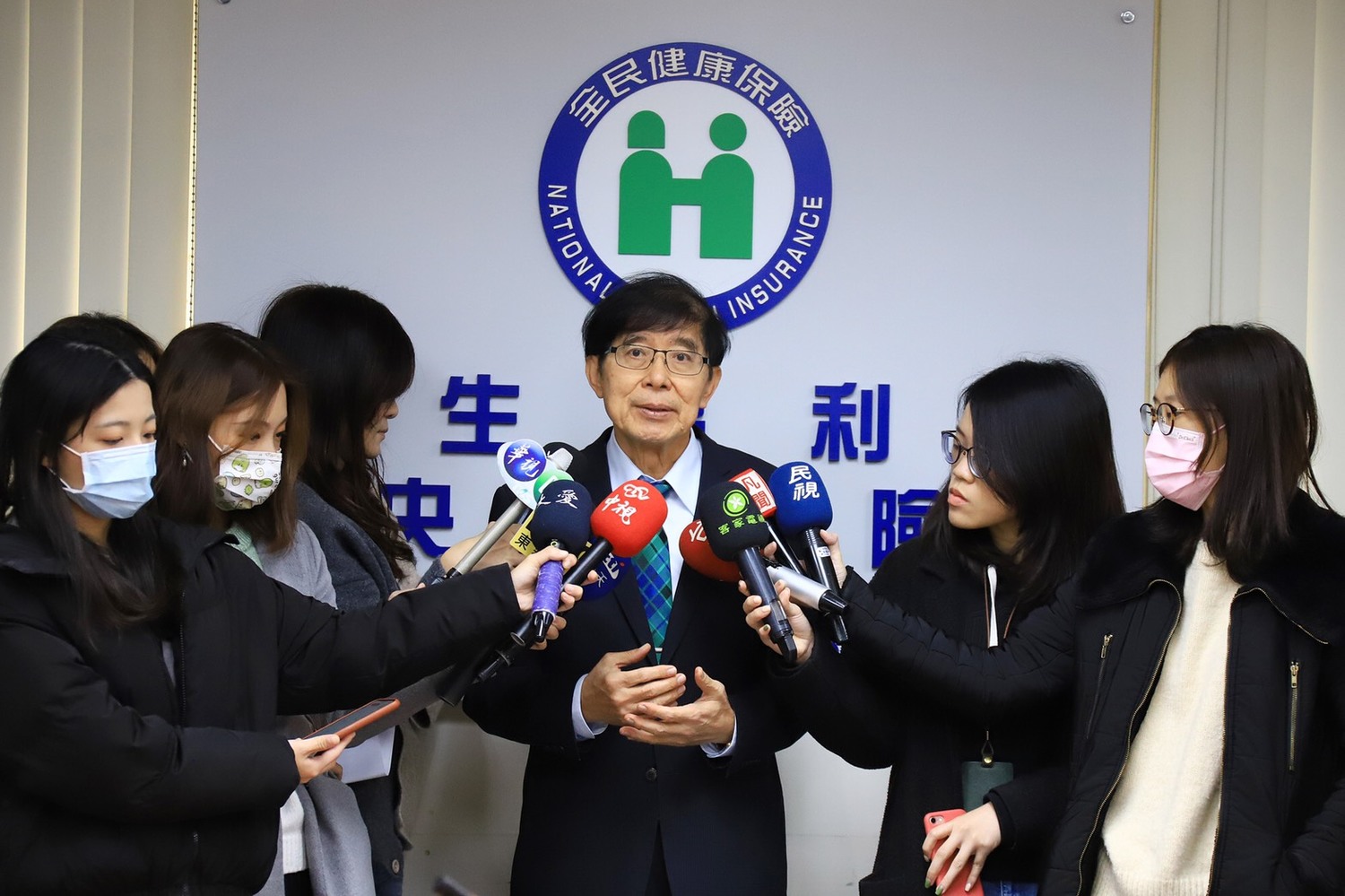 健保署署長李伯璋被媒體拍到十指緊扣長髮年輕女子。   圖：健保署提供