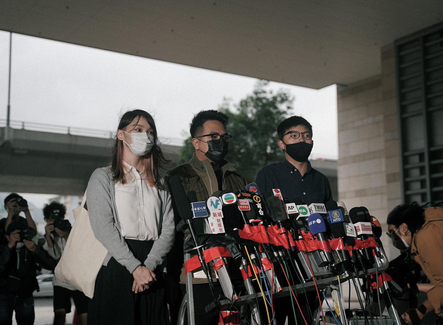 黃之鋒（右起）、林朗彥、周庭23日為包圍香港警察總署案出庭前，召開記者會，庭訊完3人被即時還柙，不准保釋。   圖：翻攝自黃之鋒臉書(photo:NewTalk)