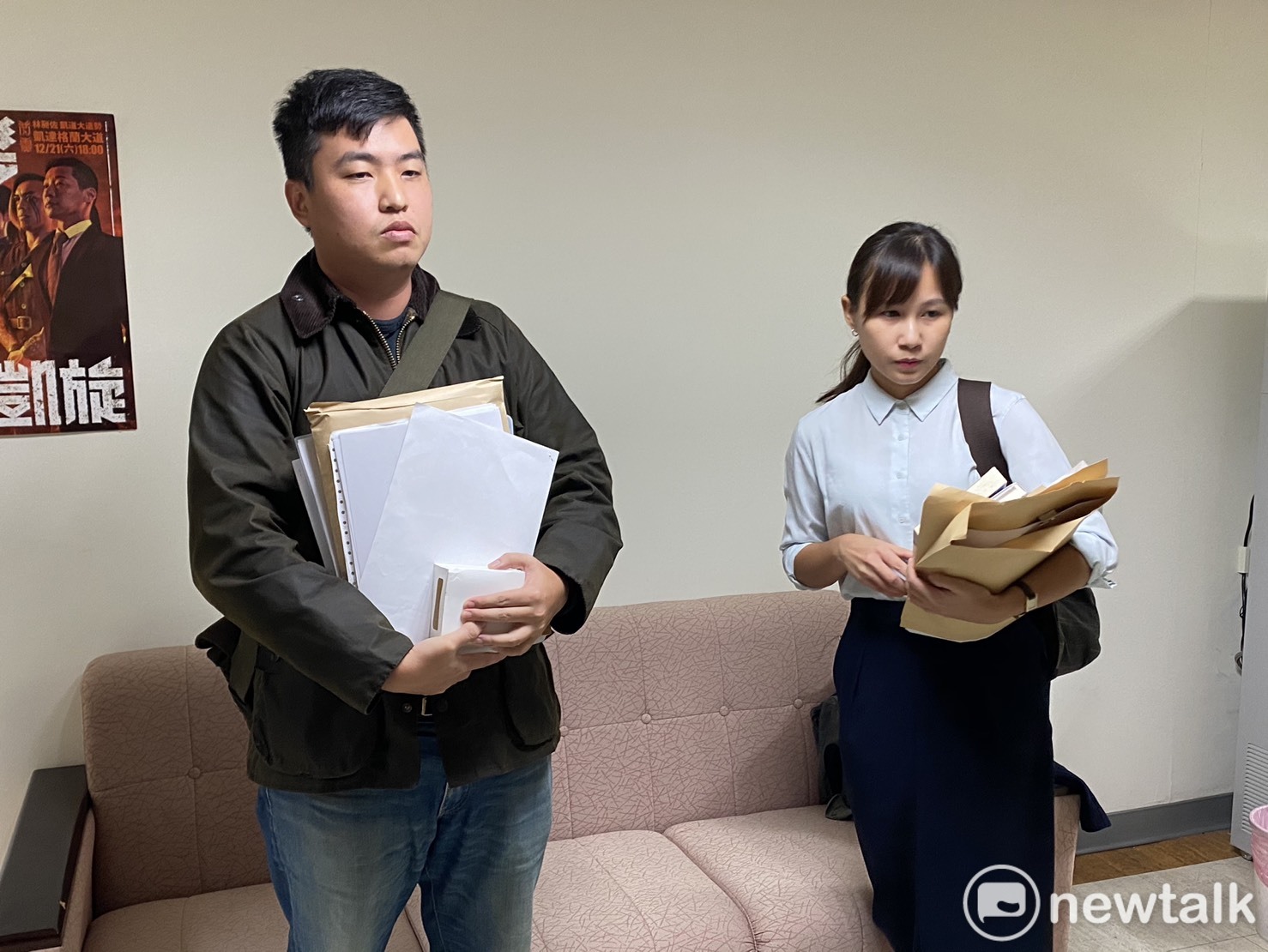 Lin Yingmeng's office director Wu Xiangjun (right) and Lin Jiayu (left) were informed by attorney Lin Yingmeng that the dismissal will take effect immediately, and they requested to leave immediately after things were resolved. Zhou Xuanhui / photo