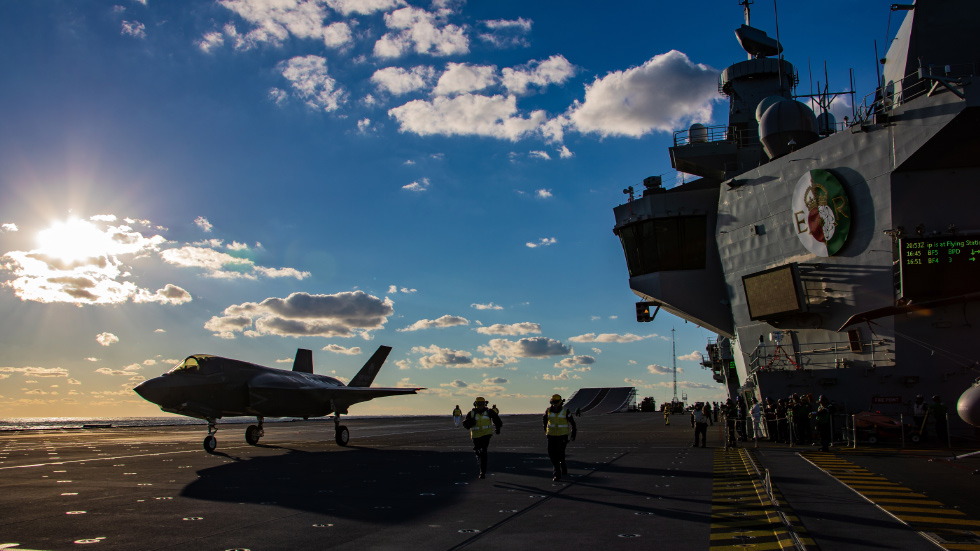 英「伊麗莎白女王號」航空母艦搭載14架F-35B戰機與8架直升機，可在1分鐘之內，將4架戰鬥機從機庫轉移到飛行甲板。   圖：翻攝自英國皇家海軍官網(photo:NewTalk)
