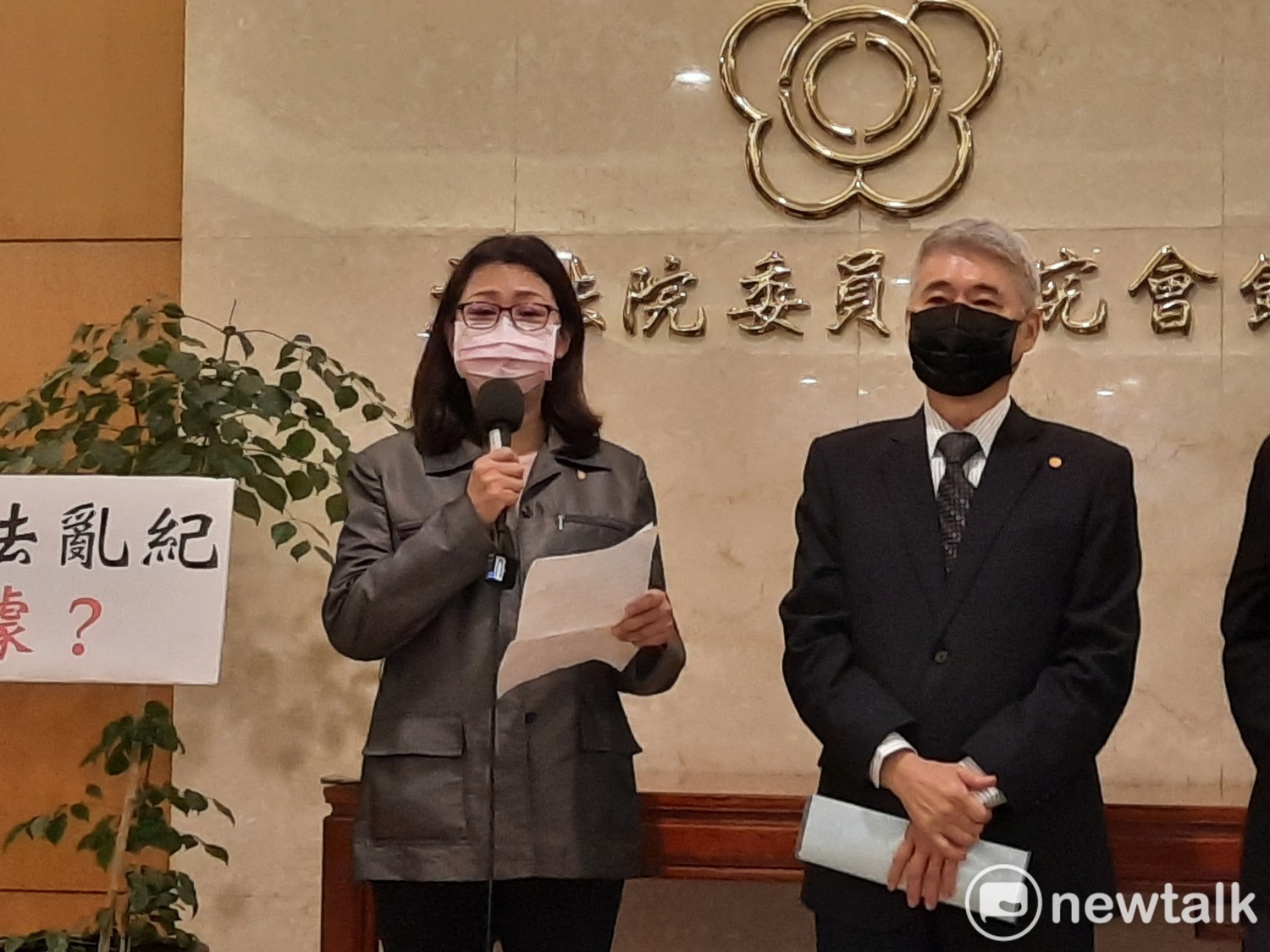 At Su Zhenqing's hunger strike announcement, his wife Liao Jingru shed tears to express respect for his decision Image: Chen Peijun / Photo