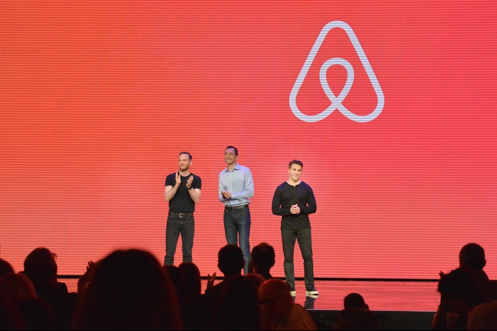Airbnb的三名聯合創辦人Joe Gebbia（左）、Nathan Blecharczyk（中）、Brian Chesky（右）。   圖：翻攝自Airbnb(photo:NewTalk)