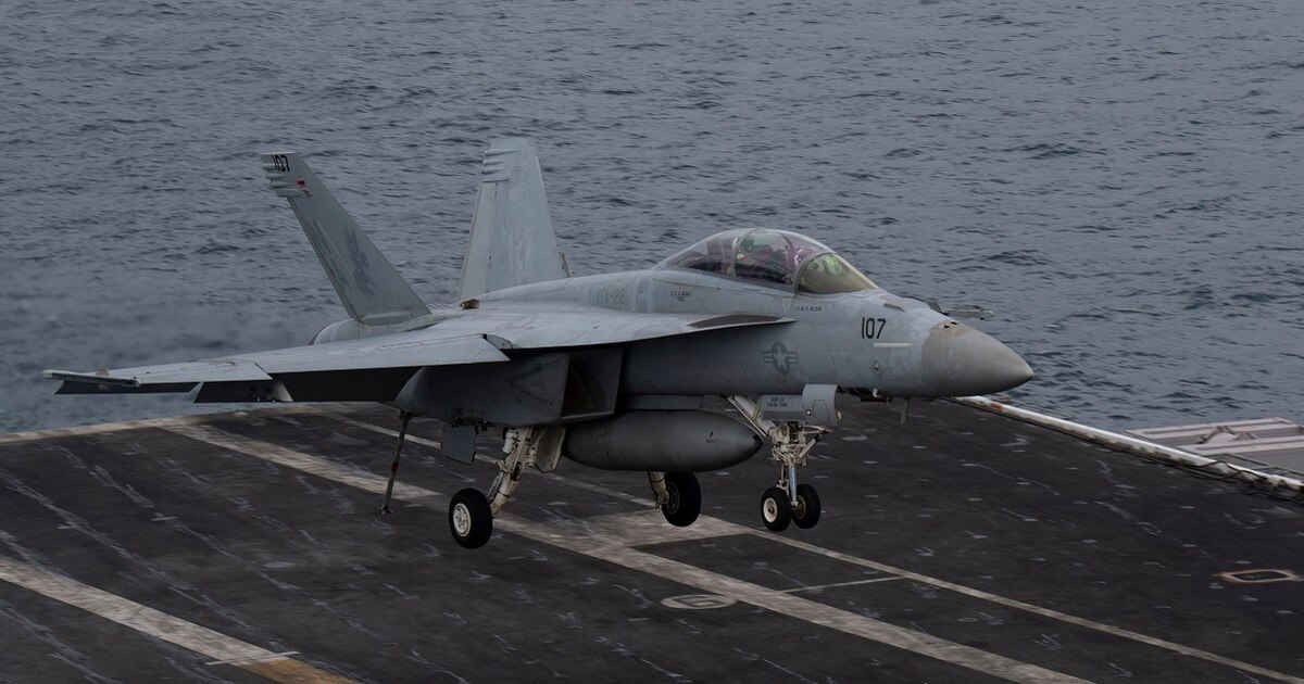 美國海軍對俄羅斯的監控不敢鬆懈，一架F / A-18F超級大黃蜂戰機剛執行完任務，在阿拉伯海的尼米茲號航空母艦降落。   圖：翻攝自美國《海軍時報》(photo:NewTalk)