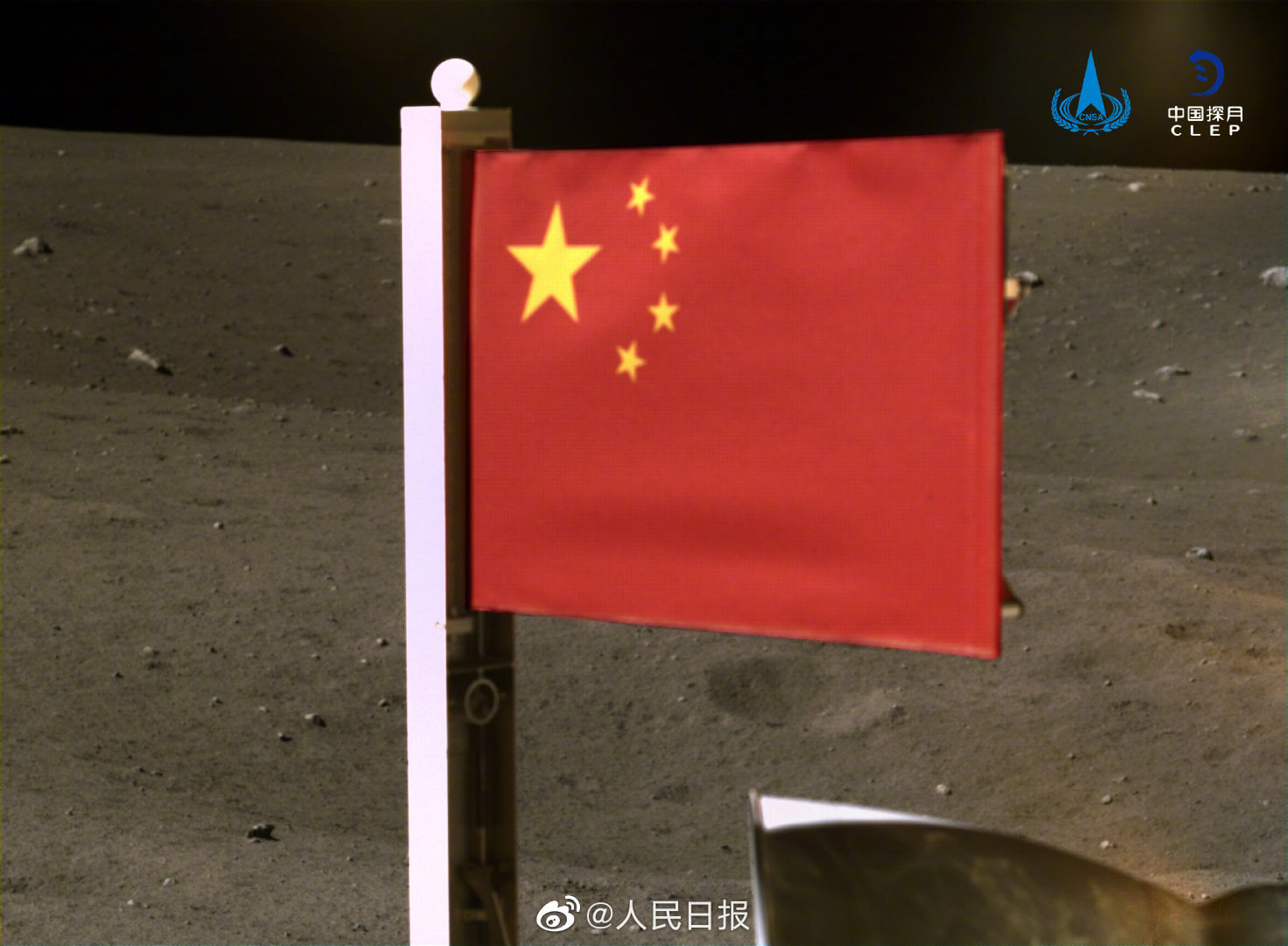 中国国家航天局公佈探月工程嫦娥五号探测器在月球表面国旗展示的照片。   图 : 翻摄自人民日报(photo:NewTalk)