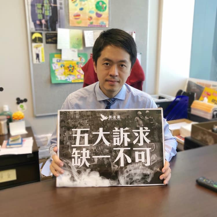 香港立法会前议员许智峯支持反送中运动，也数度在民众抗争事件中遭遇港警暴力对待，现流亡英国。   图：翻摄自许智峯脸书(photo:NewTalk)