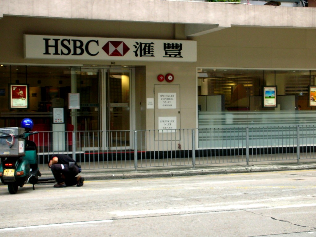 香港上海汇丰银行是香港最大註册银行，光在亚太地区就有超过700间分行，但近来中国因素介入，港人信任度逐年下降。   图：翻摄自维基网站(photo:NewTalk)
