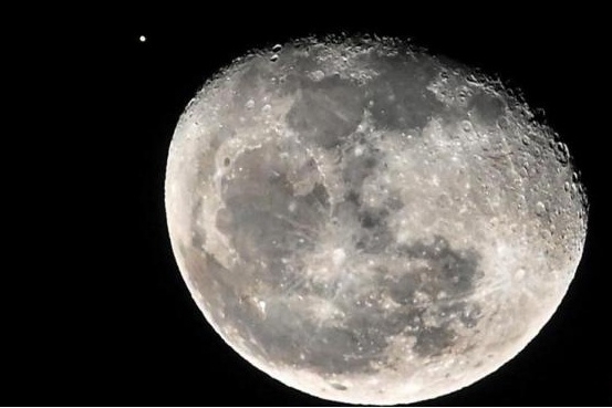 美國國家航空暨太空總署（NASA）署長尼爾森（Bill Nelson）擔憂中國太空發展，認為中國可能登月，並宣布月球是中國領土。。   圖 : 翻攝自推特