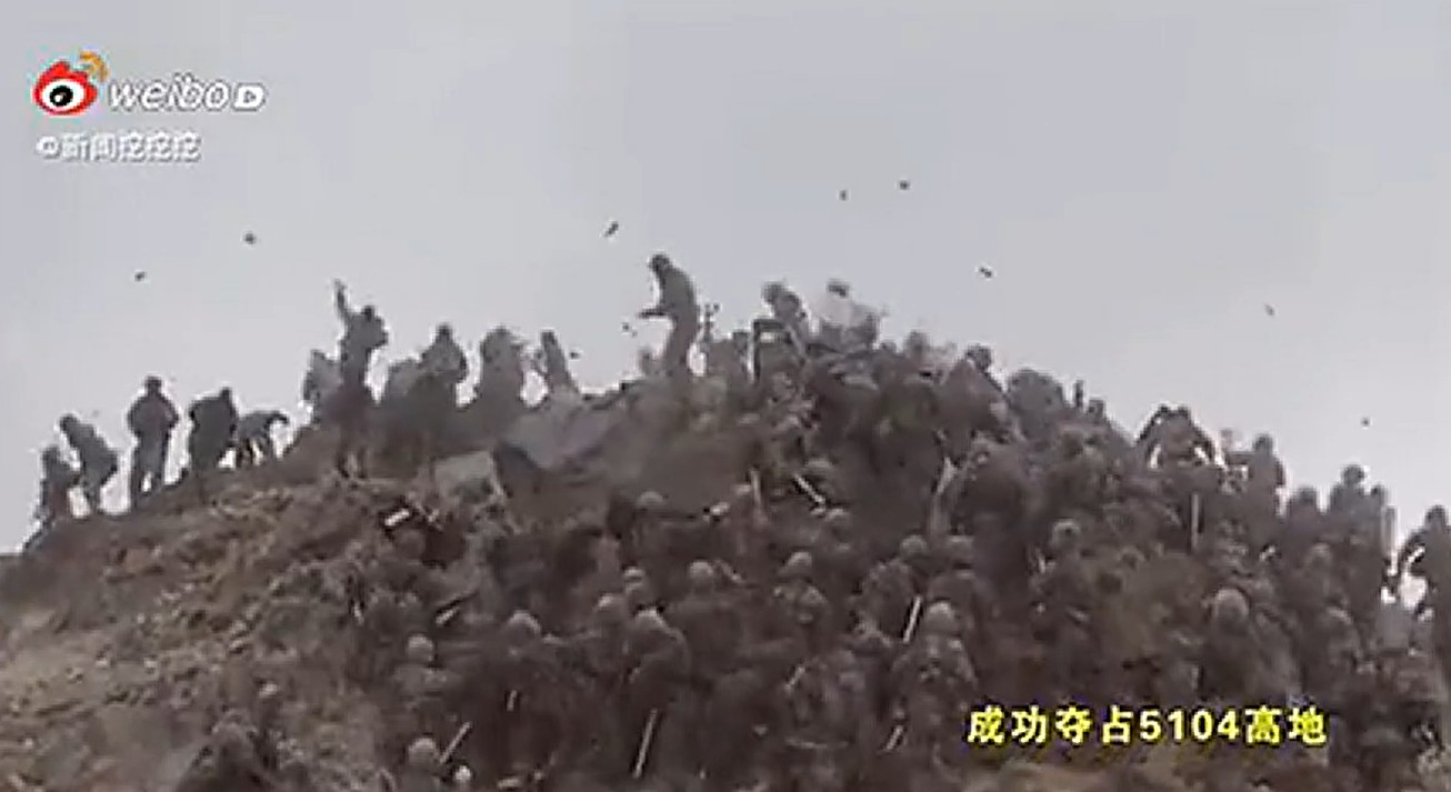 中国网路9日流传一段疑似是解放军从印军手中夺下一处高地的影片。   图：翻摄微博(photo:NewTalk)