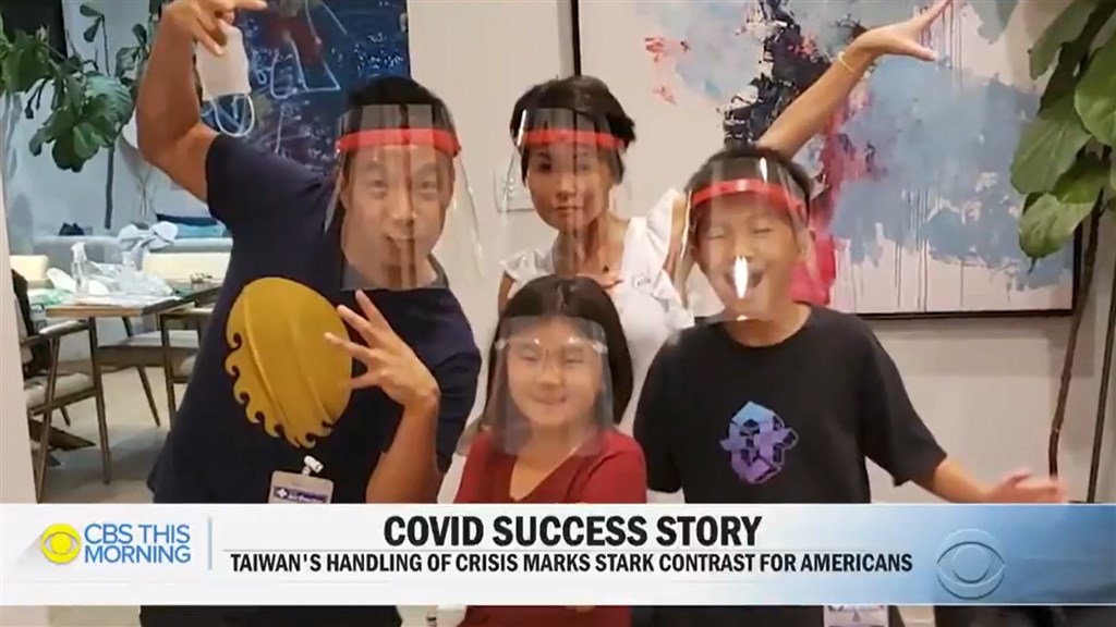 哥伦比亚广播公司（CBS）最近访问带着罹患乳癌妻子从美国移居台湾的杨呈伟，凸显台湾在防疫方面的亮眼表现。图为杨呈伟一家人。   图：撷取自CBSThisMorning twitter(photo:NewTalk)