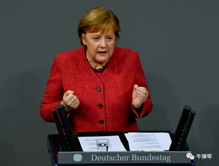 德国总理梅克尔史上最激动演讲，不仅双手合十还流泪哽咽，唿吁民众减少聚会。   图：翻摄自《环球时报》(photo:NewTalk)