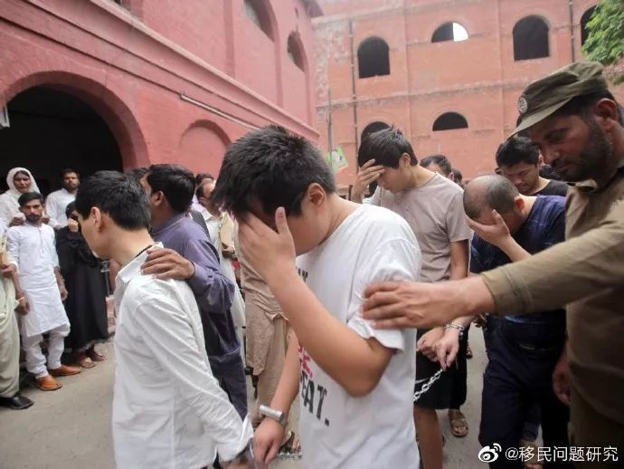巴基斯坦警方逮捕涉嫌人口贩卖当地女性的中国籍男子。   图 : 翻摄自微博 / 移民问题研究(photo:NewTalk)