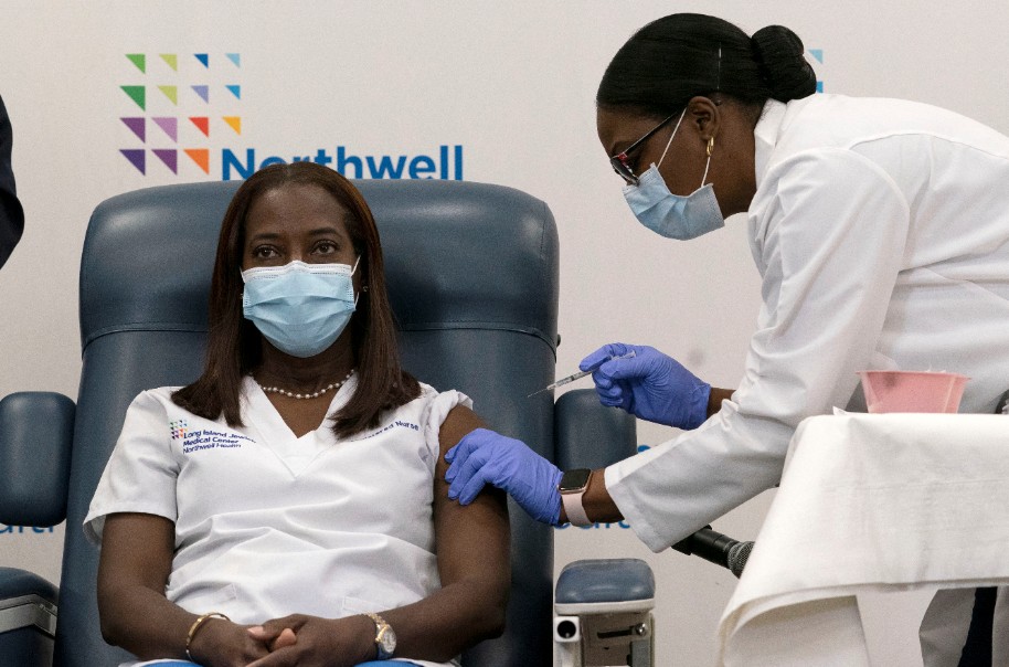 Lindsay, an intensive care unit nurse, received the first vaccine against Wuhan pneumonia in the United States on the morning of the 14th in Queens, New York Photo: Associated Press / Dazhi Image