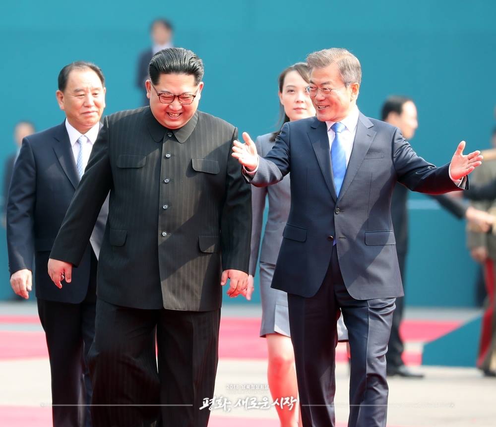 朝鲜最高领导人金正恩（前排左起）与韩国总统文在寅2018年会晤，金与正（后排右）也在一旁，当时双方相谈甚欢。      图：翻摄自韩国青瓦台脸书(photo:NewTalk)