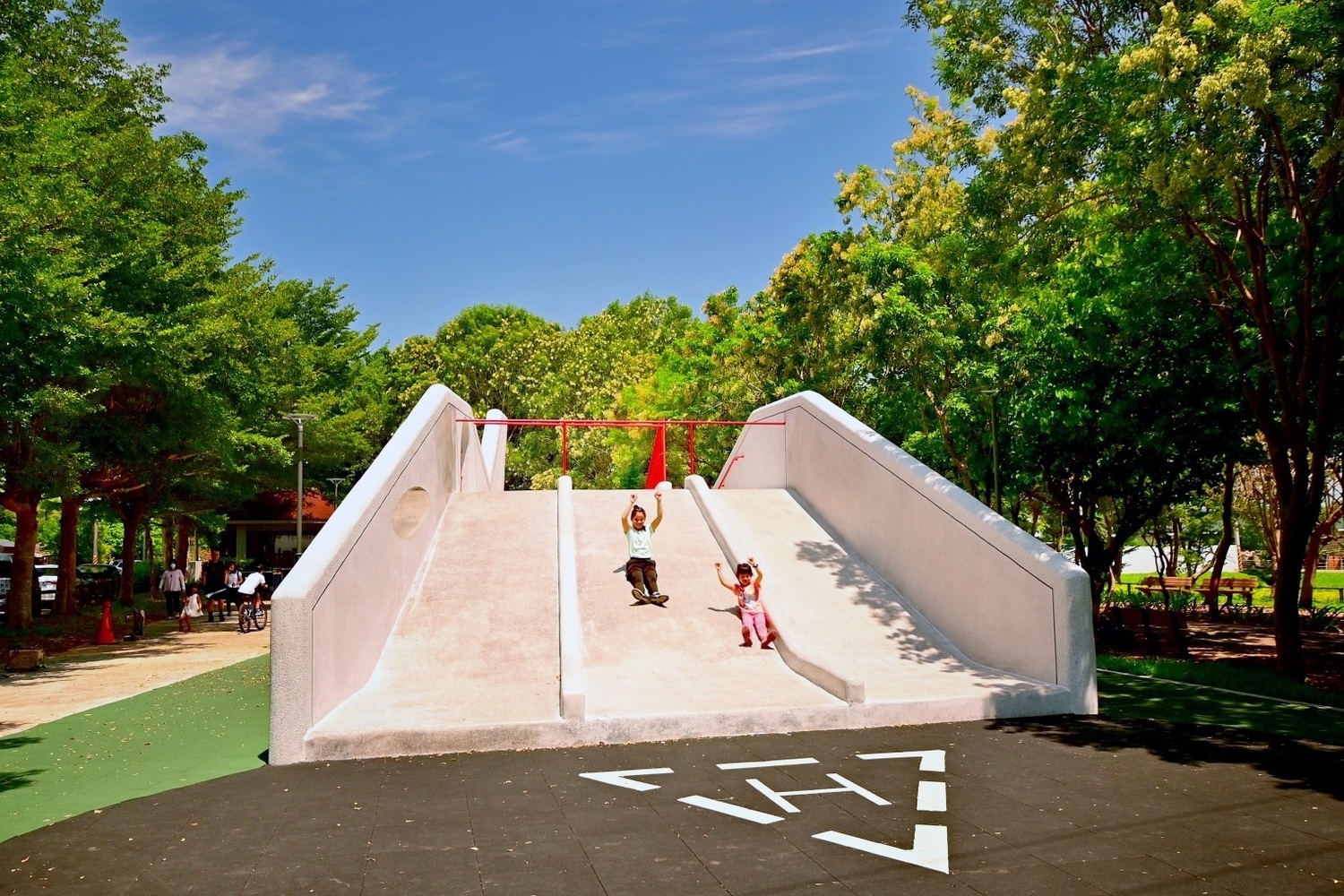 潭雅神綠園道的飛機造型溜滑梯。   圖：台中市觀旅局／提供