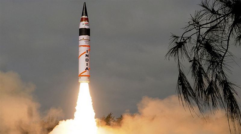 印度成功試射2枚可攜帶核彈頭的「大地-II」飛彈，印度媒體嗆「中國發抖了」。   圖：翻攝推特