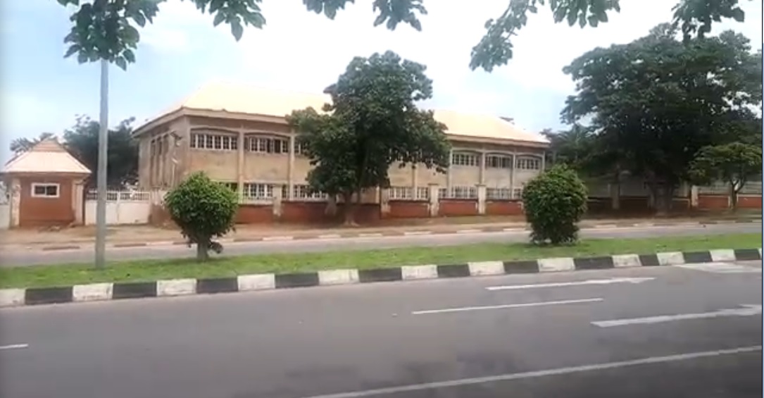 奈及利亞西北部的「政府科學中學」，上週傳出有約600名學生遭到博科聖地恐怖組織綁架，如今傳出好消息。   圖：翻攝自Google街景