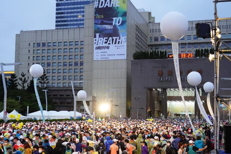 2020年台北馬拉松在今（20）日清晨於市府前開跑。   圖：翻攝自柯文哲臉書
