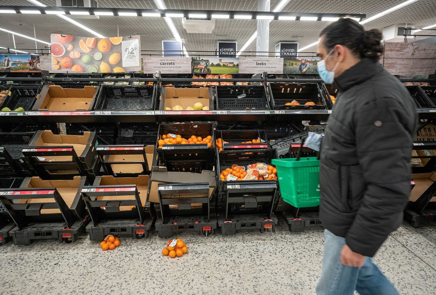 因英国伦敦实施封锁，超市及商店商品被民众疯狂抢购，货架空空如也   图：翻摄自《环球网》(photo:NewTalk)