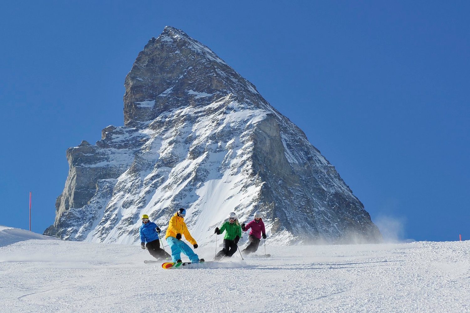 瑞士滑雪圣地正常开放，吸引许多英国旅客前往，光14日至18日就有92架来自英国的班机，约1万名英国客入境，让瑞士政府相当担心，机上可能有人已被传染。   图：翻摄自Zermatt Matterhorn脸书(photo:NewTalk)