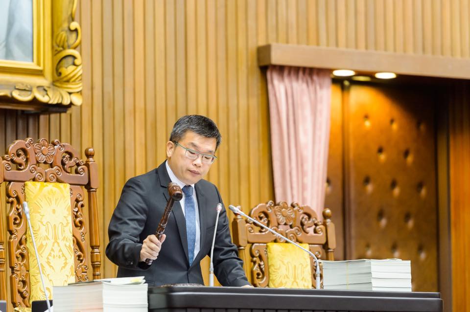 Regarding the publicity folder of the South Taichung District Office with photographs of the Chinese People's Liberation Army, Cai Qichang, Vice Chairman of the Legislative Yuan, criticized the city government today for 