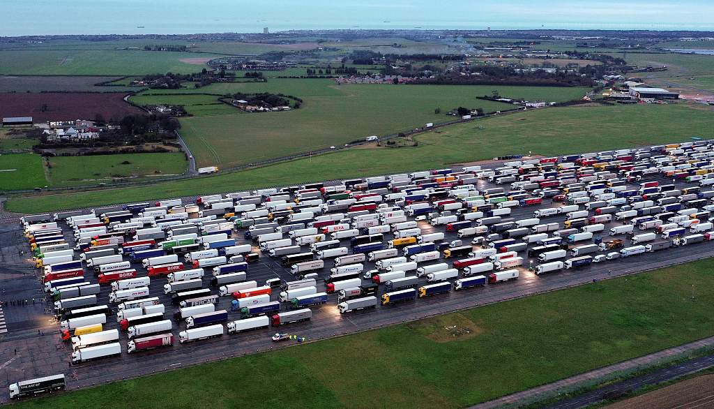 因为新冠肺炎变种病毒肆虐，英国遭40多国封锁，等带穿越英吉利海崃的货柜车，堵满了曼斯顿机场的跑道。(photo:NewTalk)