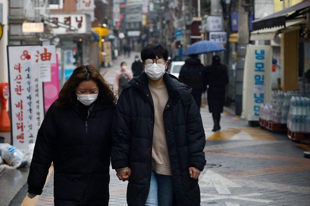 韩国疫情严重，今日确诊人数再度破千。   图：路透社／提供(photo:NewTalk)