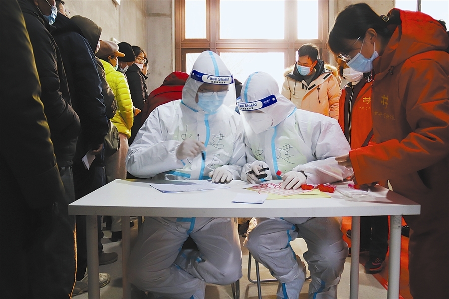中國瀋陽篩檢站的防疫核酸檢測人員「大白」。（示意圖）   圖：翻攝自微博