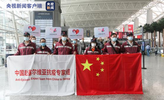 弗拉尼奇（Svetislav Vrani）曾从中国带来首批6位国际抗疫专家，甚至还举起五星旗向中国政府致谢。   图：翻摄自《央视新闻》(photo:NewTalk)