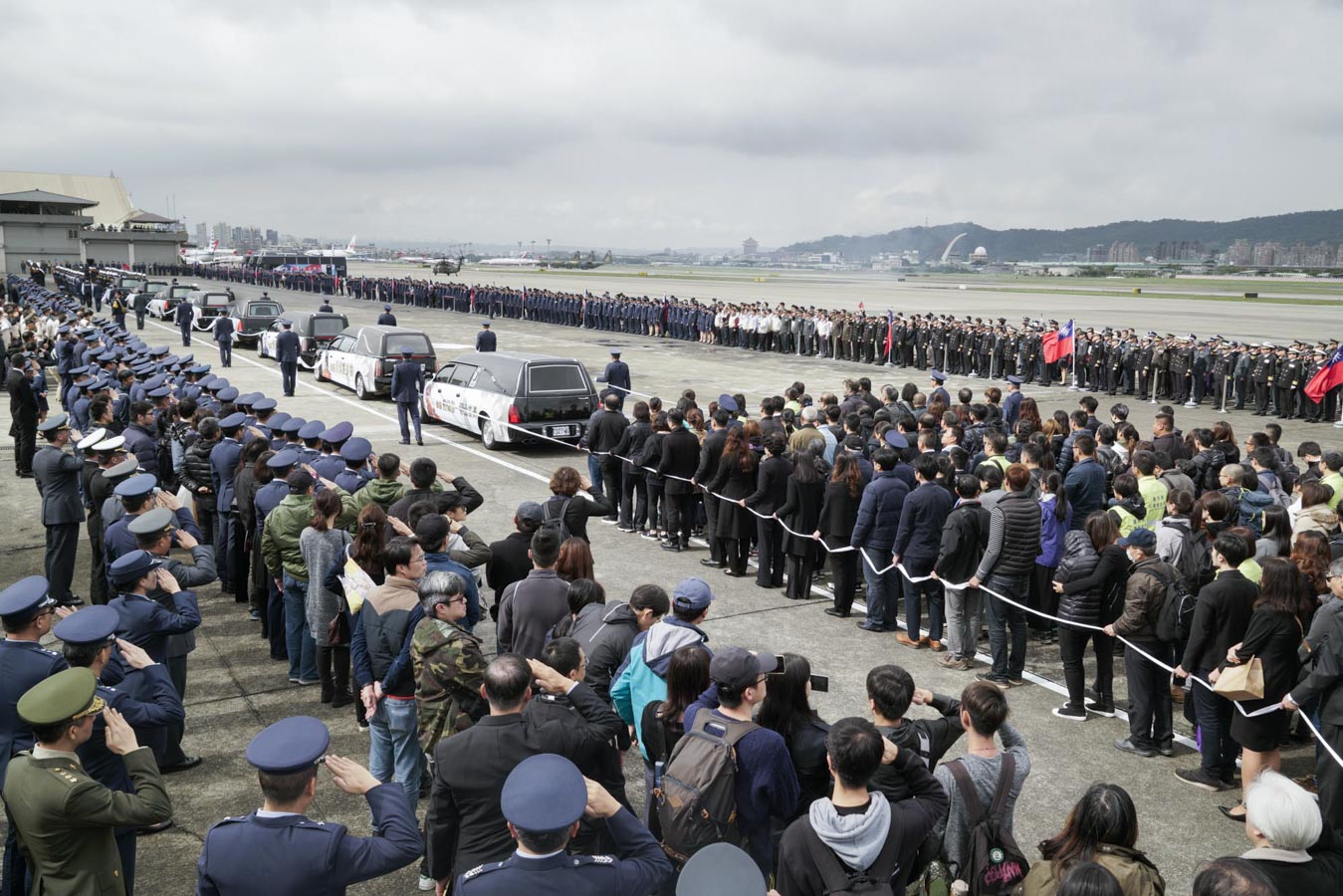 1月2日英勇殉職將士聯合公奠典禮在松指部舉行,公祭結束後,啟靈車隊前往台北市第二殯儀館發引火化,沿途在松指部、敦化北路等處均有國軍官兵及民眾列隊緬懷致敬,向英勇殉職將士送行及道別。圖:張良一/攝