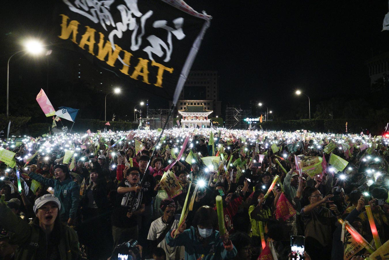 民進黨總統大選選前之夜1月10日在台北凱道舉辦，有人揮舞「台灣魂」旗幟，現場支持者也點亮手機燈光，總統府前的凱道亮起猶如繁星般的光點。圖：張良一/攝
