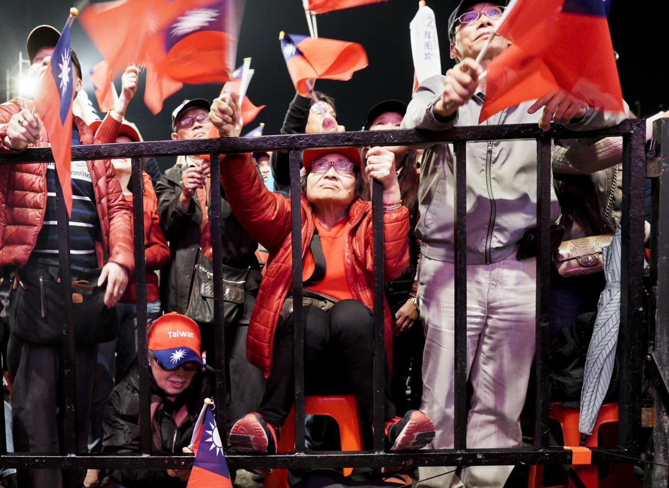 國民黨總統候選人韓國瑜在凱道造勢，許多支持者在現場揮舞國旗。圖：張良一/攝