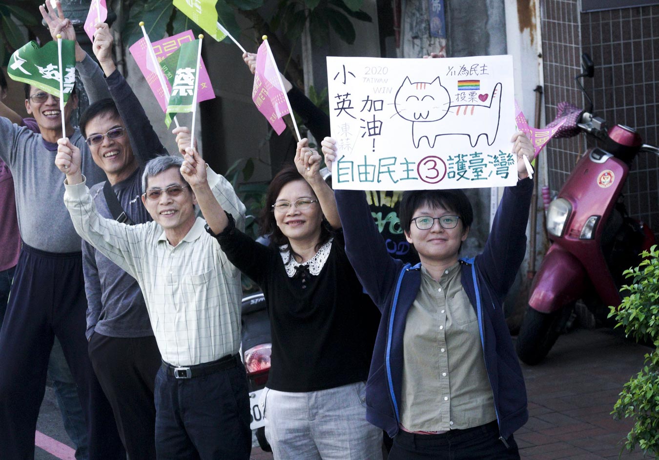 民進黨「勇敢自信.護台同行」全台車隊掃街活動進行第3天,總統蔡英文的車隊來到彰化市,支持者自製自由民主護台灣海報,表達對蔡英文的支持。圖:張良一/攝