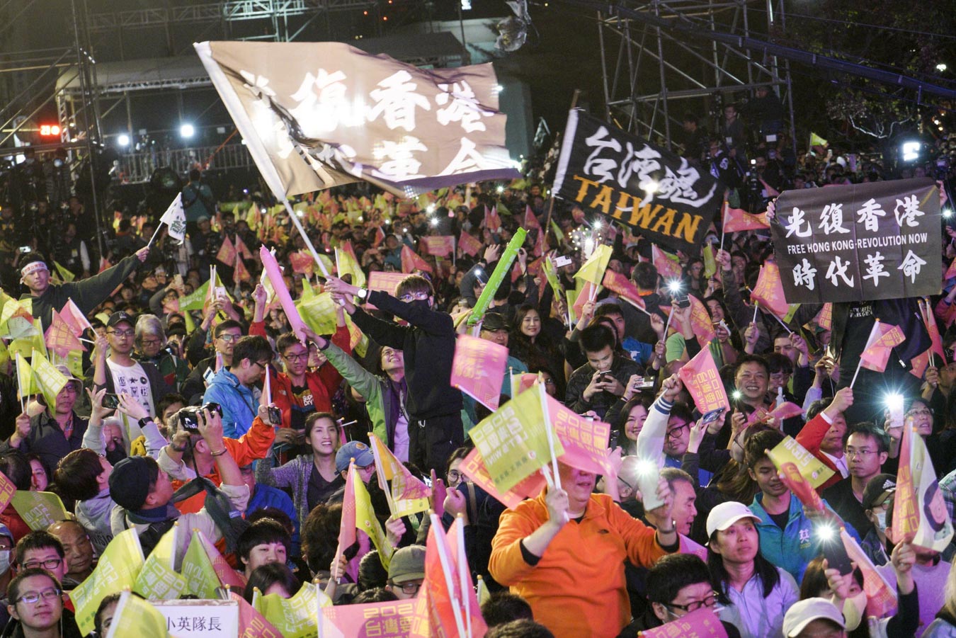 總統蔡英文勝選連任，勝選之夜的現場有不少香港人的身影，見證了台灣的民主與自由，「台灣魂」與「光復香港時代革命」旗幟在小英總部開票現場相互輝映。圖：張良一/攝