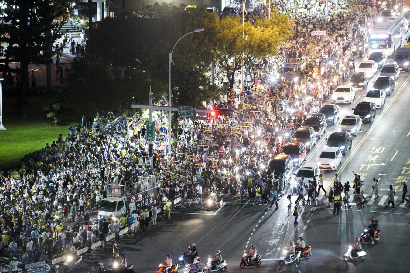 數萬名民眾高舉巨型的民主黃絲帶，參加罷免投票前夕的反恐大遊行，人潮擠爆遊行行經路線，場面相當壯觀。遊行過程中，不斷有市民加入遊行隊伍中。圖：張良一/攝
