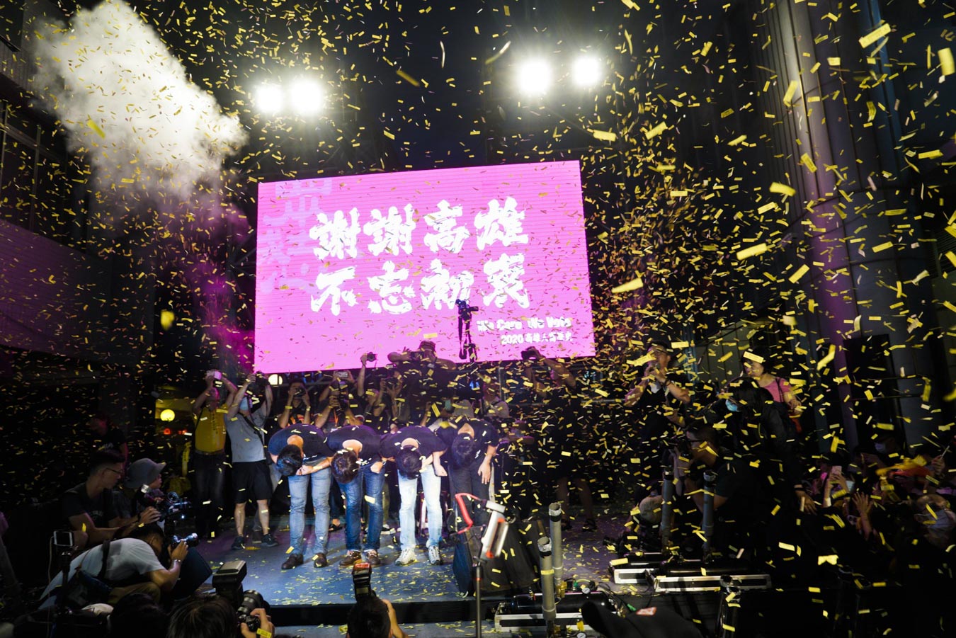 罷免高雄市長韓國瑜的同意票逾93萬張，超越2018年韓國瑜當選市長得票數，罷韓四君子在光復高雄總部前鞠躬感謝所有到場支持者，許多黃絲帶也在空中飄揚。圖：張良一/攝