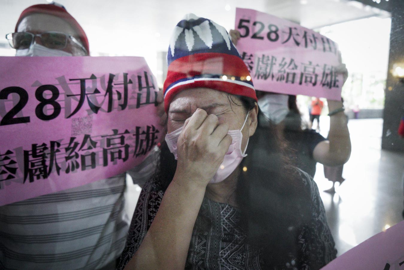 高雄市長韓國瑜罷免案高票通過門檻，一位韓國瑜的支持者在高雄市政府外，無法接受韓國瑜被罷免，情緒激動落淚。圖：張良一/攝