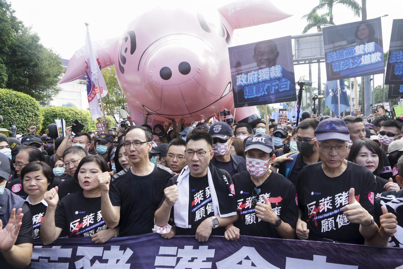 國民黨主席江啟臣和多位前主席：馬英九、吳敦義和朱立倫等人走上街頭反對蔡英文開放美萊豬進口。圖：張良一/攝