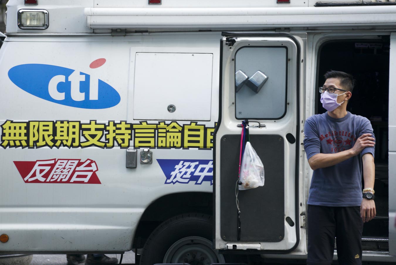 中天新聞台換照案,NCC決議不予換照,一位中天電視員工在記者會現場外進行現場連線。圖:張良一/攝