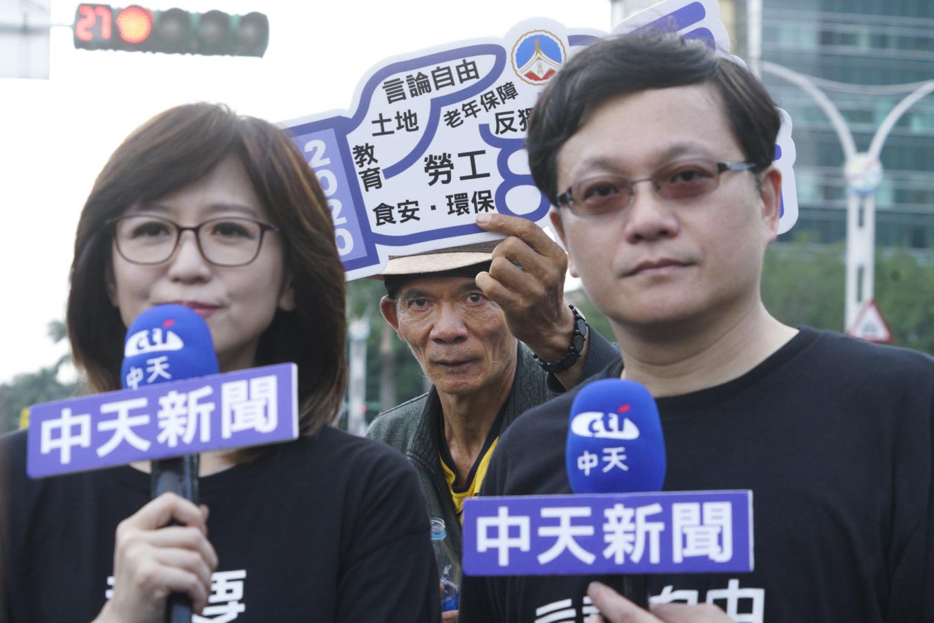 許多未出現在螢幕前的抗議達人柯賜海出現在中天電視的直播節目中。圖:張良一/攝