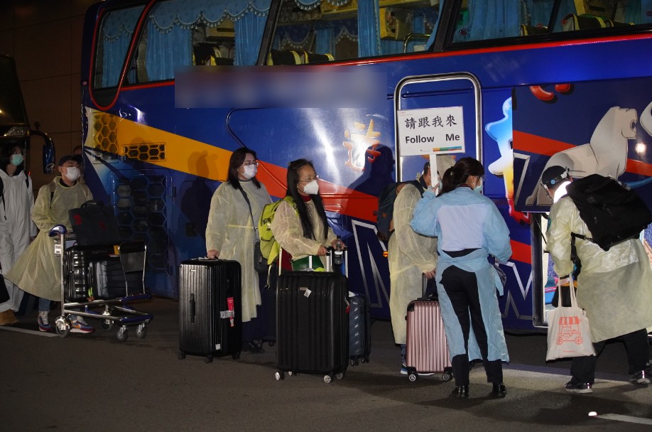 The passengers of the British China Airlines flight arrived at the centralized quarantine station at 10 pm on the 27th Image: Lin Yunzhen / photo