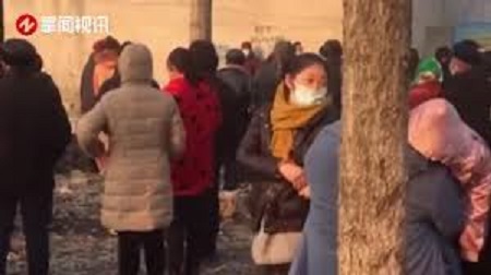 中国山东省兰陵县日前有一名妇人号称可以「手摸治病」，门口每天求诊的人大排长龙。   图 : 翻摄自新浪网(photo:NewTalk)