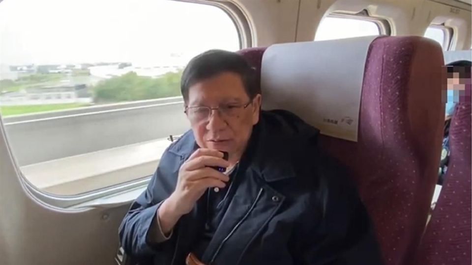 Xiao Ruoyuan, a current affairs commentator from Hong Kong, filmed a video inside Taiwan's high-speed train without wearing a mask.  Image: Posted again from Youtube memehongkong