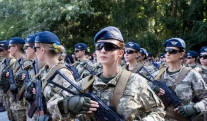 烏克蘭女兵。   圖：翻攝自環球網