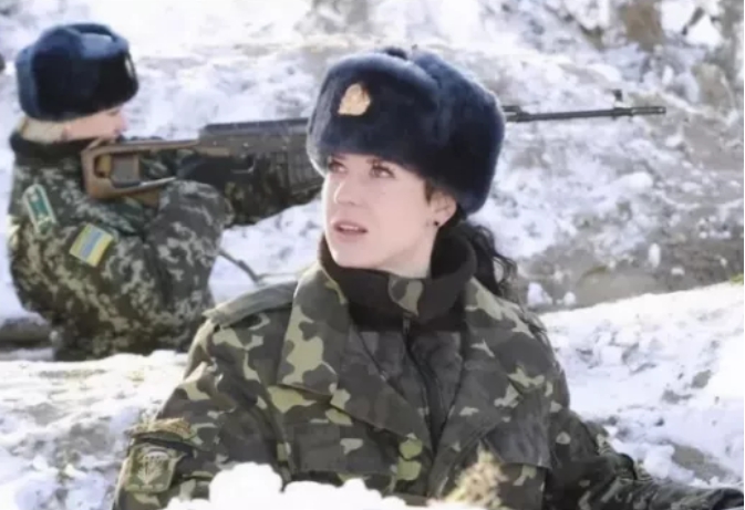烏克蘭女兵射擊練習。   圖：翻攝自環球網
