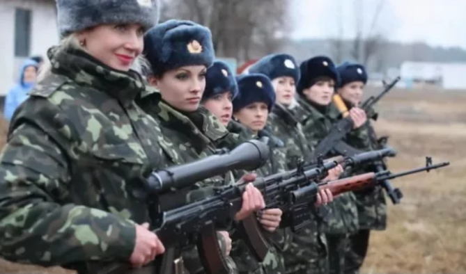 手持各式武器的烏克蘭女兵。   圖：翻攝自環球網